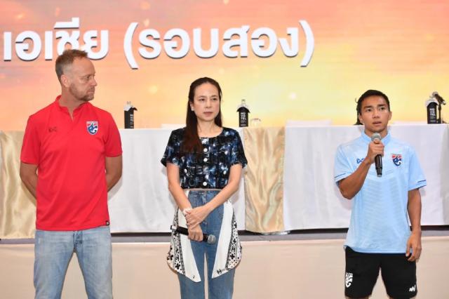 1699667046587088817.png 3泰国队美女领队伍伦盼(中)和主教练波尔金(左)以及松克拉辛在9日的动员会上.png